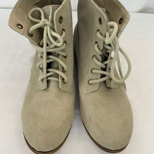 Canvas boots size 9
